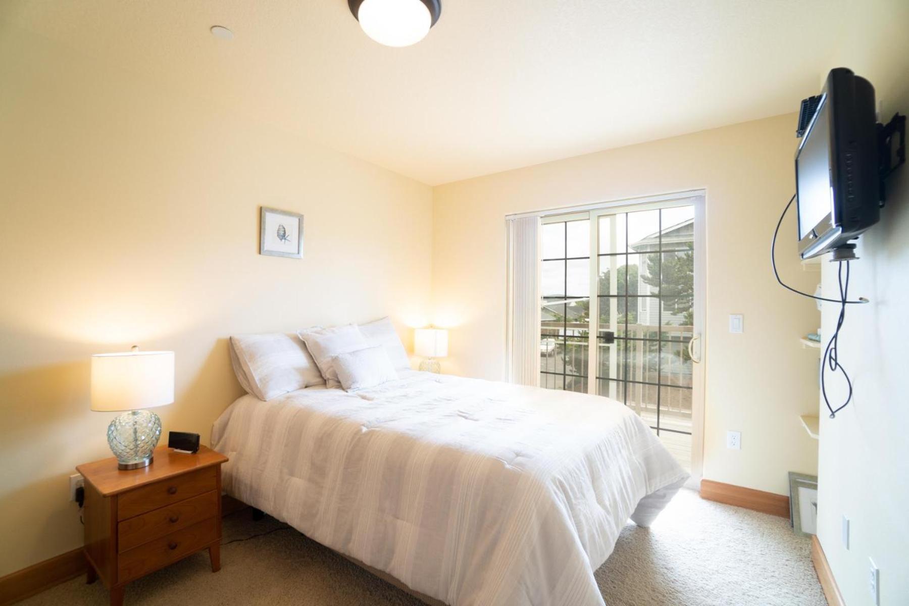 The White Turtle Villa Lincoln City Exterior photo